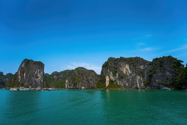 Malowniczy widok na wyspę rock w Halong Bay, Wietnam, Azja Południowo-Wschodnia. Światowego dziedzictwa UNESCO. Góry wyspy w zatoce Ha Long. Piękny krajobraz popularnych landmark Azjatki znane przeznaczenia Wietnamu - Zdjęcie, obraz