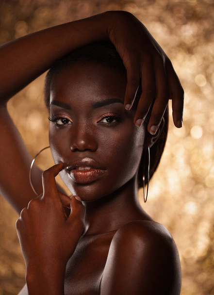 Close up portrait of beautiful african woman with creative gold make up - Foto, afbeelding