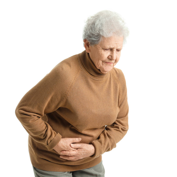 Mulher idosa com apendicite em fundo branco - Foto, Imagem