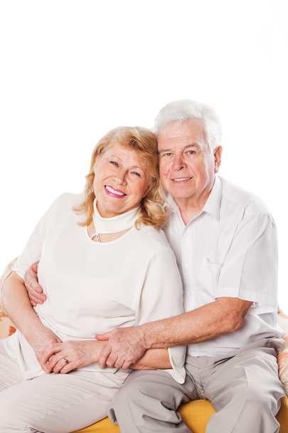 Aanhankelijk ouderen paar met een mooie stralende vriendelijke glimlach samen poseren - Foto, afbeelding