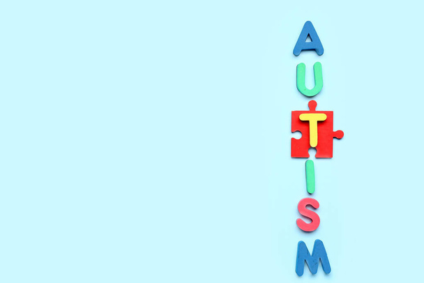 Λέξη AUTISM με κομμάτι παζλ σε μπλε φόντο - Φωτογραφία, εικόνα