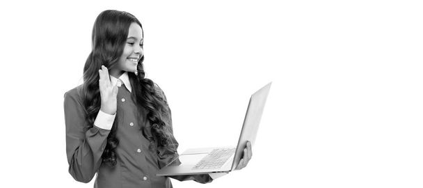 alegre niño retrato tiene pelo rizado largo trabajo en línea en el ordenador portátil aislado en blanco, la educación. - Foto, imagen