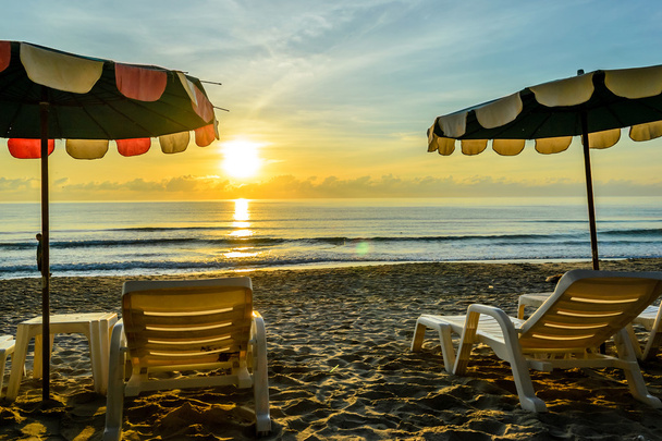 Пара пляжных шезлонгов на пляже, Samui в Таиланде
 - Фото, изображение
