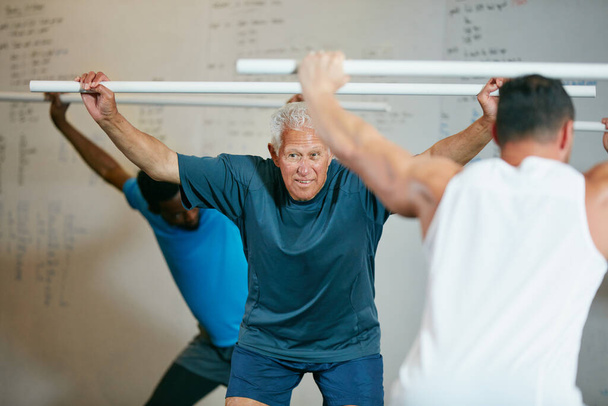 Mantém-te em forma nos teus últimos anos. um grupo de fitness fazendo exercícios de pvc no ginásio - Foto, Imagem