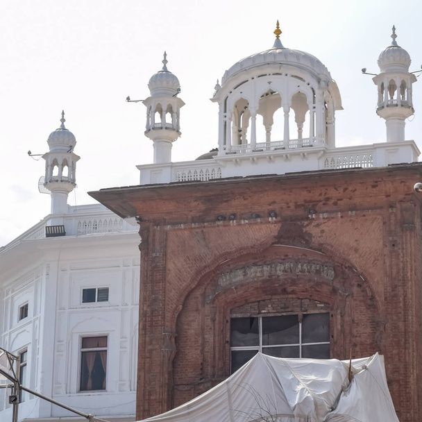 Vista de detalhes da arquitetura dentro Golden Temple (Harmandir Sahib) em Amritsar, Punjab, Índia, Famoso sikh indiano marco, Golden Temple, o principal santuário de Sikhs em Amritsar, Índia - Foto, Imagem
