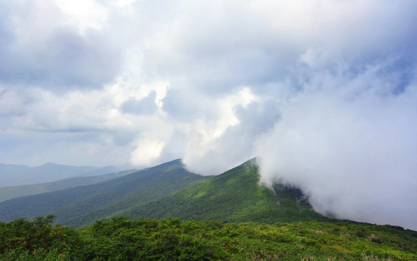 Nuages orageux sur les Grandes Montagnes Fumées
 - Photo, image