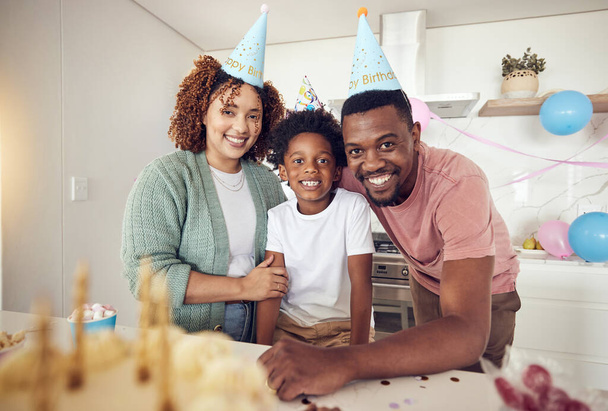 Születésnap, party és portré a család a konyhában ünneplés, kötődés és szeretetteljes. Boldogság, izgatott és gondozás a szülők és a gyermek otthon meglepetés, szórakoztató és különleges esemény. - Fotó, kép