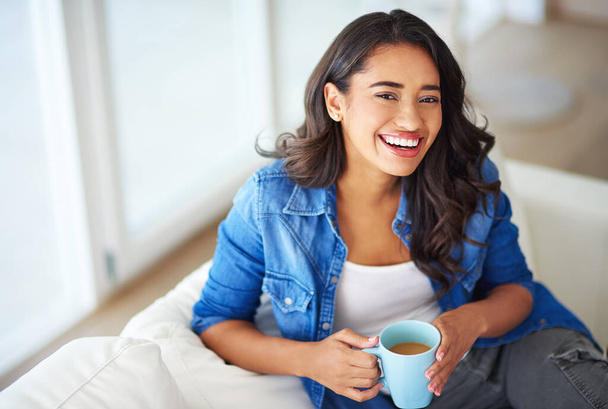 Tohle je moje oblíbená směs. mladá žena pije kávu při relaxaci doma - Fotografie, Obrázek
