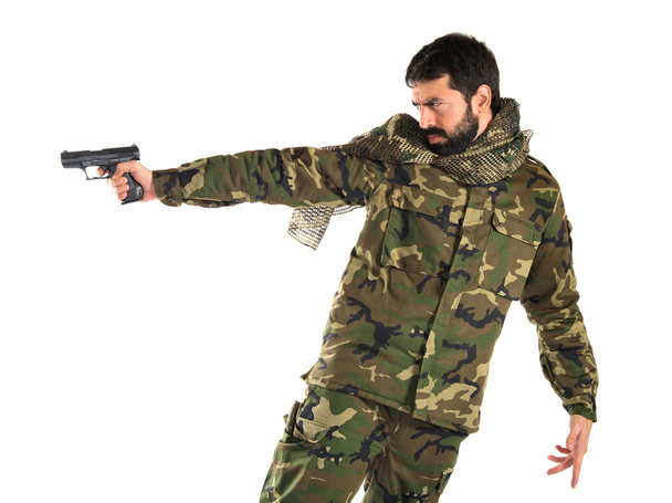 Στρατιώτης γυρίσματα ένα πυροβόλο όπλο - Φωτογραφία, εικόνα