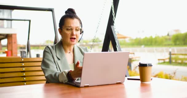 40 yaşındaki bir kadının internetteki video görüşmesi sırasında dizüstü bilgisayarın önünde 4K görüntüsü.. - Video, Çekim