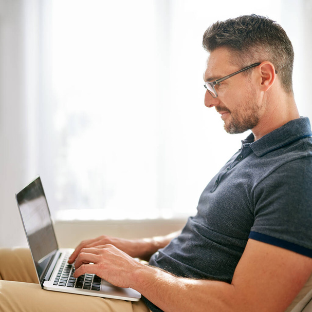 Escribir una nueva entrada de blog. un hombre que usa su portátil en casa - Foto, imagen