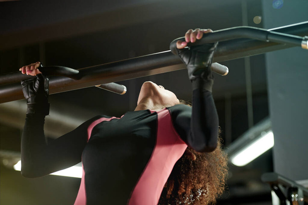 La fuerza máxima. una joven haciendo flexiones en el gimnasio - Foto, Imagen