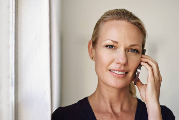 Another satisfied client on the line. Cropped portrait of a businesswoman making a call in her office - Foto, Imagem