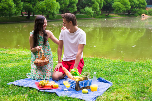 Fiatal, boldog pár piknik a szabadban - Fotó, kép