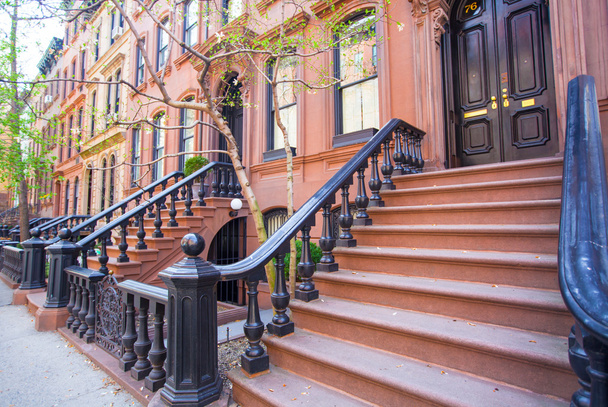 Alte Häuser mit Treppen im historischen Viertel West Village - Foto, Bild