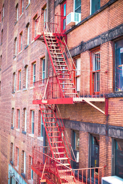 Vecchie case con scale nel quartiere storico di West Village
 - Foto, immagini