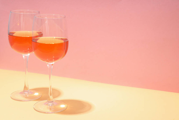 ワインのグラス、おいしいアルコール飲料、テキストのためのスペース - 写真・画像