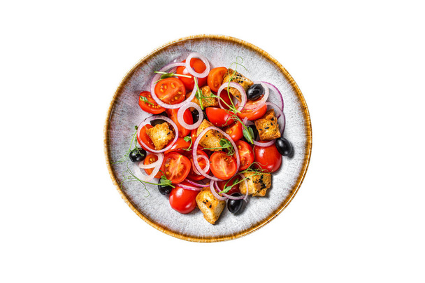 Vegetarische salade Panzanella met tomaten, ui en brood Croutons. Geïsoleerd op witte achtergrond - Foto, afbeelding