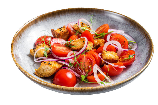 Świeża sałatka wegetariańska Panzanella z pomidorami, cebulą i grzankami. Izolacja na białym tle - Zdjęcie, obraz