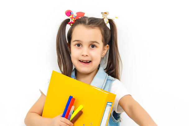 szczęśliwy słodki mały uczennice tornister plecak i książek uśmiechający się w edukacji i powrót do szkoły koncepcja na białym tle na białym tle - Zdjęcie, obraz