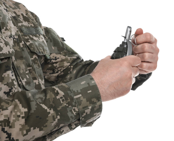 Soldado sacando alfiler de seguridad de granada de mano sobre fondo blanco, primer plano. Servicio militar - Foto, imagen
