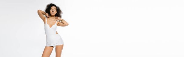 Trendi afro-amerikai modell szexi ruha pózol, és keres félre elszigetelt fehér, banner  - Fotó, kép