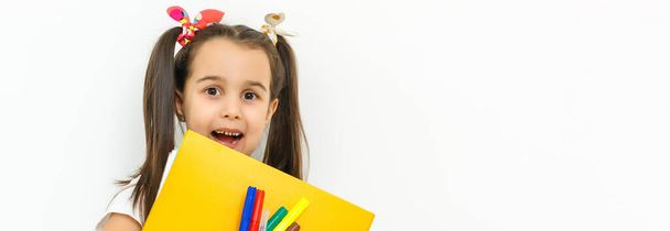 Πορτρέτο του χαμογελαστό παιδί κορίτσι σχολείο με σακίδιο και βιβλία που απομονώνονται σε λευκό φόντο - Φωτογραφία, εικόνα
