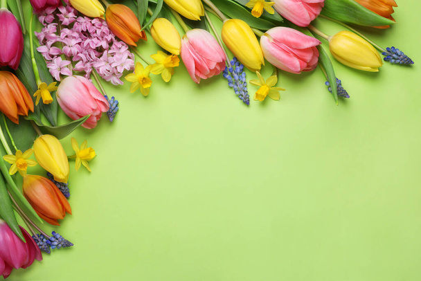 Beautiful different flowers on green background, flat lay. Space for text - Foto, imagen