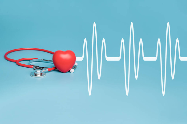Stetoskop ve kalp muayenesi mavi arka planda kırmızı, sağlık konsepti. - Fotoğraf, Görsel