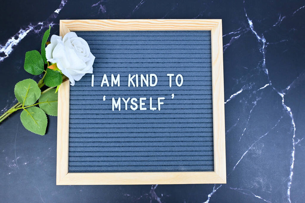 Szara tablica z frazą "Dbanie o siebie", jestem dla siebie miły. Miłość do siebie, uważność, zdrowie psychiczne. Aspiracja, zdanie potwierdzające i wspierające - Zdjęcie, obraz