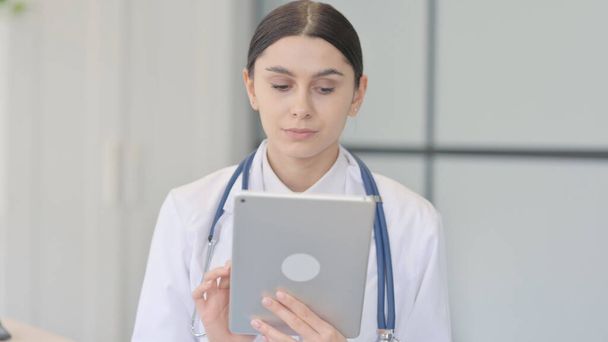 Portriat de jeune femme médecin en utilisant la tablette - Photo, image