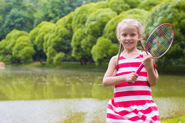 Urocze dziewczynki w badmintona na piknik - Zdjęcie, obraz