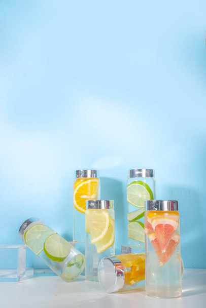 Erilaisia kylmiä juomia pulloissa, kesä infusoida vesipulloja, limonadi terveellisiä cocktaileja eri sitrushedelmiä sitruuna, appelsiini, greippi, lime, kirkas tausta kopioi tilaa - Valokuva, kuva
