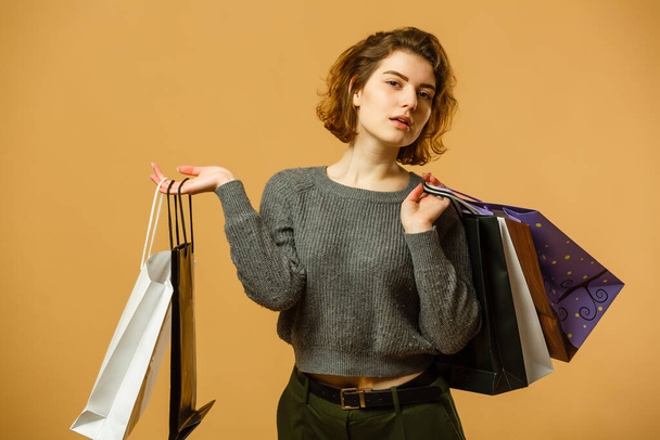 a bevásárló szatyrok tizenéves lány - Fotó, kép