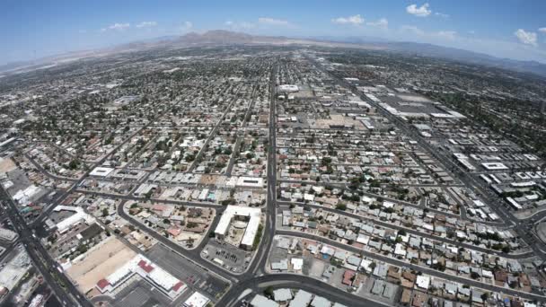 Las Vegas Bulvarı silüetinin nefes kesici panoramik manzarası. Büyük otellerini ve kumarhanelerini havadan gösteriyor. Las Vegas, Nevada, ABD - Video, Çekim