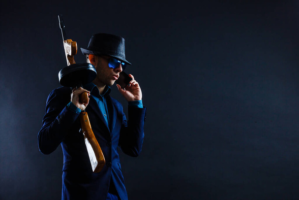 hiljainen avain muotokuva nuori gangsteri hattu pimeässä
 - Valokuva, kuva
