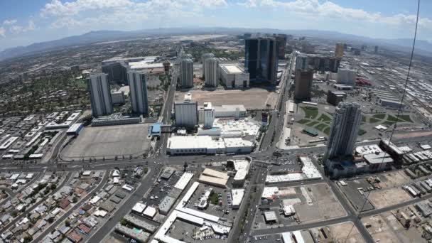 Birçok otel ve kumarhanesiyle göz kamaştırıcı Las Vegas Bulvarı 'nın göz kamaştırıcı siluetini deneyin ve aşağıdaki büyüleyici şehir manzarasına hayret edin. Las Vegas, Nevada, ABD - Video, Çekim