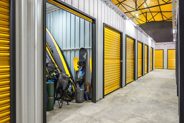 Corredor de unidad de self storage con puertas amarillas. Unidades de almacenamiento de alquiler - Foto, Imagen