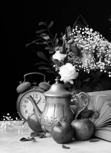 Objetos retro em uma mesa. Fotografia de natureza morta com relógio vintage, telefone e flores  - Foto, Imagem