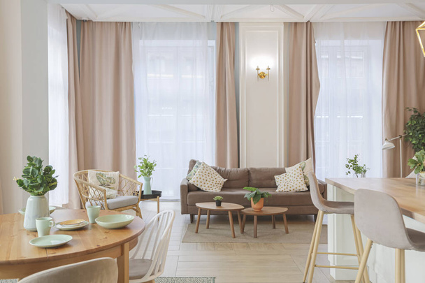 moderno y caro apartamento de planta abierta de lujo. Rico interior de estilo escandinavo con vigas de madera en el techo en colores pastel - Foto, imagen