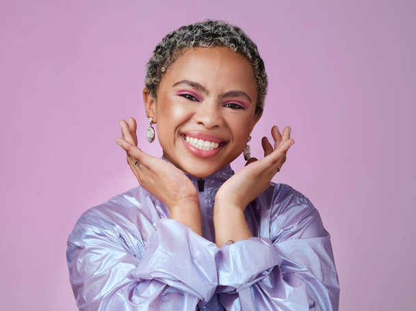 Zwarte vrouw, gelukkig portret en neon mode, unieke make-up en retro stijl op roze studio achtergrond. Glimlach, gedurfde kleurrijke en jonge gen z schoonheid influencer, model en geluk in cyberpunk stijl. - Foto, afbeelding
