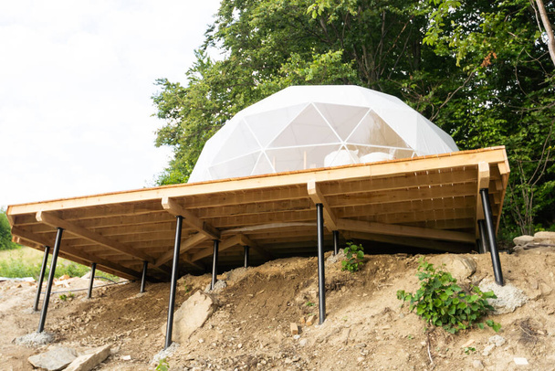 the process of building a dome tent in the mountains. - 写真・画像