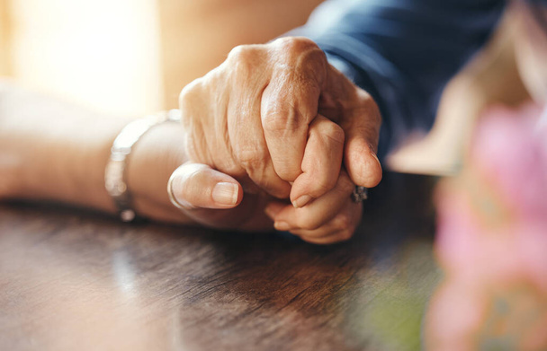 Oudere echtparen die elkaars hand vasthouden, liefde en steun voor vertrouwen, pensioen en zorg samen. Close-up oude man, oudere vrouw en hoop op hulp bij aanraking, empathie en solidariteit, vriendelijkheid en gelukkig huwelijk. - Foto, afbeelding