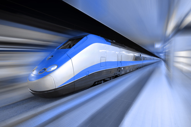 Szybki pociąg podróży przy dużej prędkości przez stację - Zdjęcie, obraz