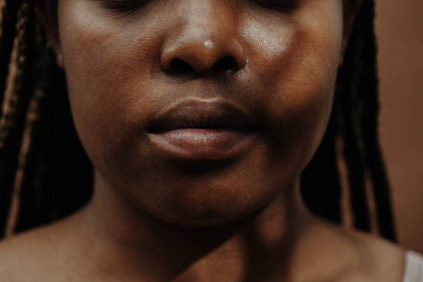 Close-up of African girl face with closed mouth - Fotografie, Obrázek