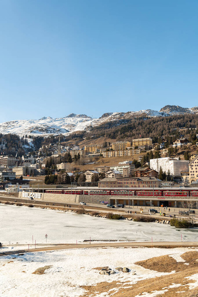 Saint Moritz, Suiza, 21 de febrero de 2023 Vista panorámica del centro de la ciudad con un fantástico paisaje alpino - Foto, Imagen