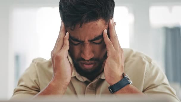 Stress, Kopfschmerzen und Burnout bei einem Freiberufler, der unter Schmerzen leidet, während er von seinem Home Office aus arbeitet. Psychische Gesundheit, Migräne und Erschöpfung bei einem männlichen Angestellten oder Unternehmer am Arbeitsplatz. - Filmmaterial, Video