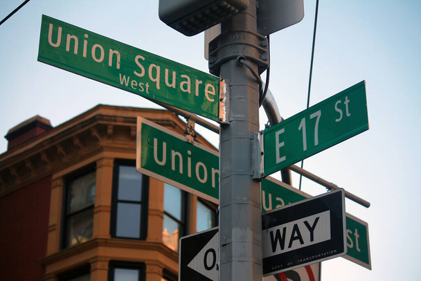 Green East 17th Street ja Union Square perinteinen kyltti Manhattanilla New Yorkissa - Valokuva, kuva