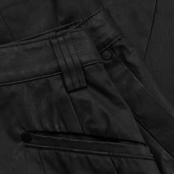 Siyah, cilalı, düğümlü ve cepli bir pantolon kemerinin ayrıntıları. - Fotoğraf, Görsel