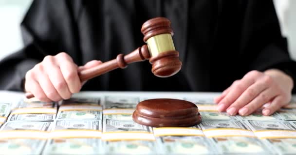 Holzgabel mit uns Dollar auf den Tisch des Richters. Betrug bei Finanzverbrechen und strafrechtliche Verantwortung - Filmmaterial, Video